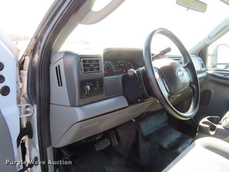 image for item HV9732 2004 Ford F350 Super Duty  SuperCab flatbed pickup truck