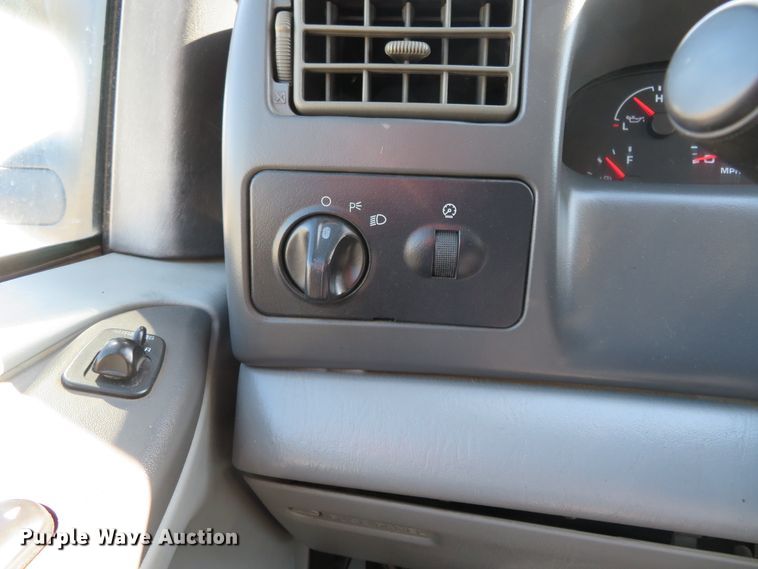 image for item HV9732 2004 Ford F350 Super Duty  SuperCab flatbed pickup truck