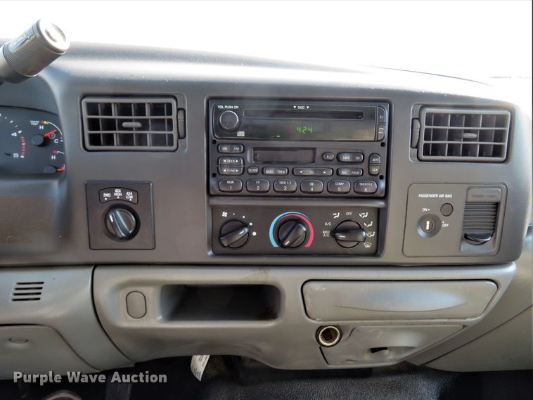 image for item HV9732 2004 Ford F350 Super Duty  SuperCab flatbed pickup truck