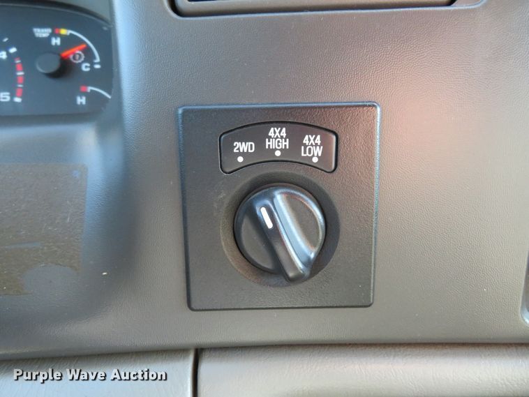 image for item HV9732 2004 Ford F350 Super Duty  SuperCab flatbed pickup truck