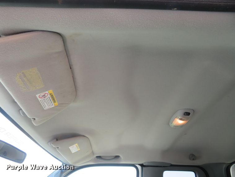 image for item HV9732 2004 Ford F350 Super Duty  SuperCab flatbed pickup truck