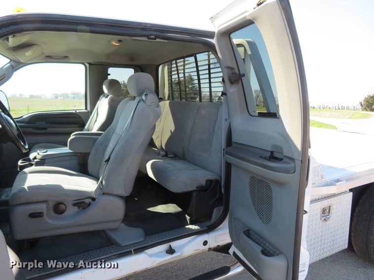 image for item HV9732 2004 Ford F350 Super Duty  SuperCab flatbed pickup truck