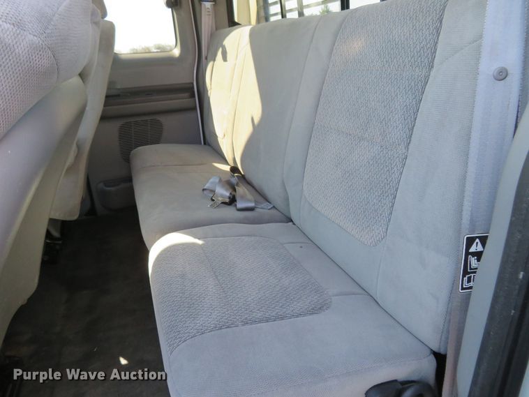 image for item HV9732 2004 Ford F350 Super Duty  SuperCab flatbed pickup truck