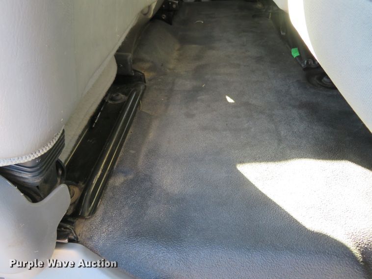 image for item HV9732 2004 Ford F350 Super Duty  SuperCab flatbed pickup truck