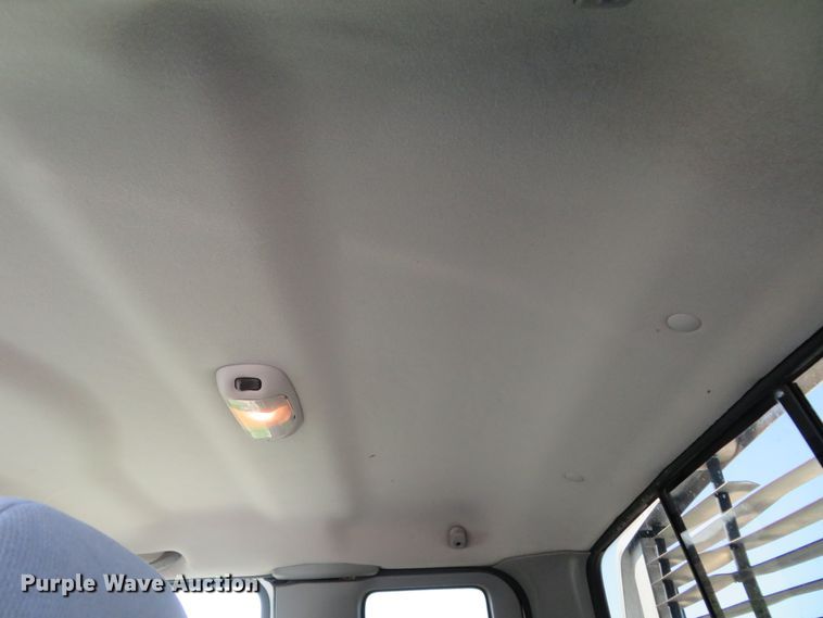 image for item HV9732 2004 Ford F350 Super Duty  SuperCab flatbed pickup truck