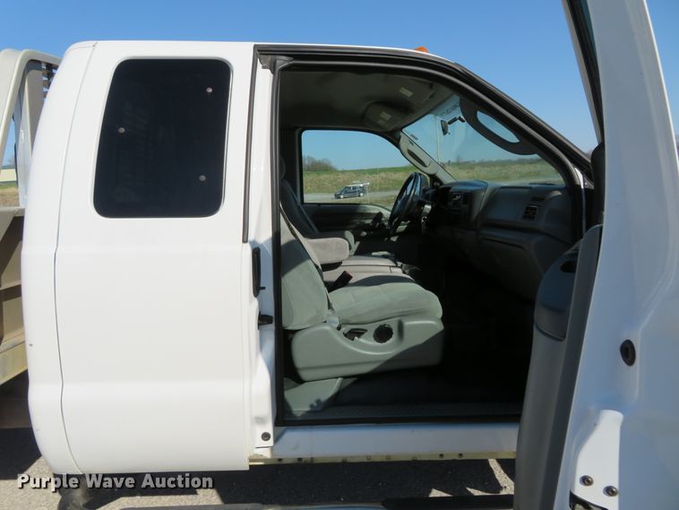 image for item HV9732 2004 Ford F350 Super Duty  SuperCab flatbed pickup truck