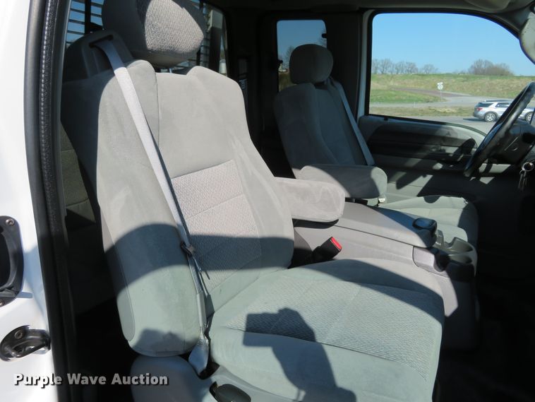 image for item HV9732 2004 Ford F350 Super Duty  SuperCab flatbed pickup truck