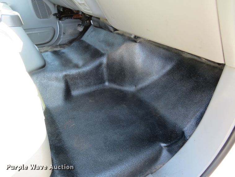 image for item HV9732 2004 Ford F350 Super Duty  SuperCab flatbed pickup truck