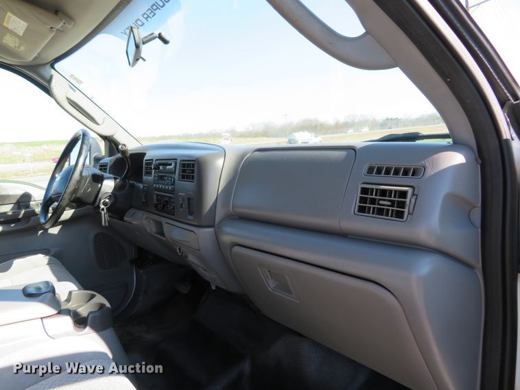 image for item HV9732 2004 Ford F350 Super Duty  SuperCab flatbed pickup truck