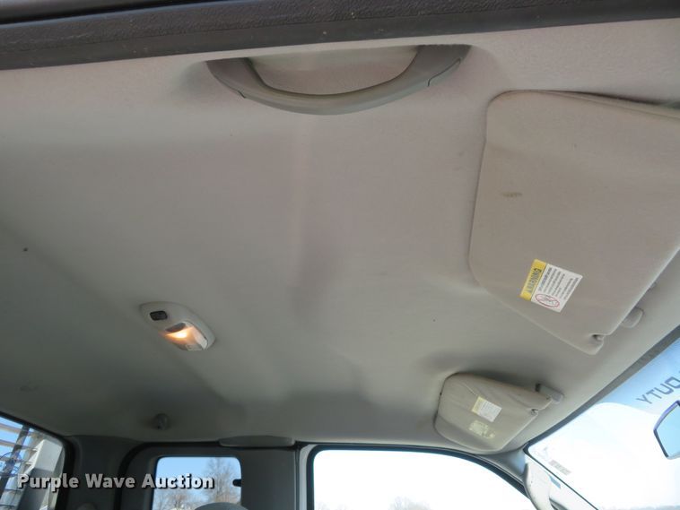 image for item HV9732 2004 Ford F350 Super Duty  SuperCab flatbed pickup truck