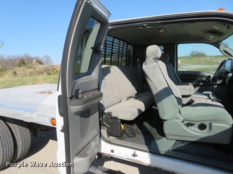 image for item HV9732 2004 Ford F350 Super Duty  SuperCab flatbed pickup truck