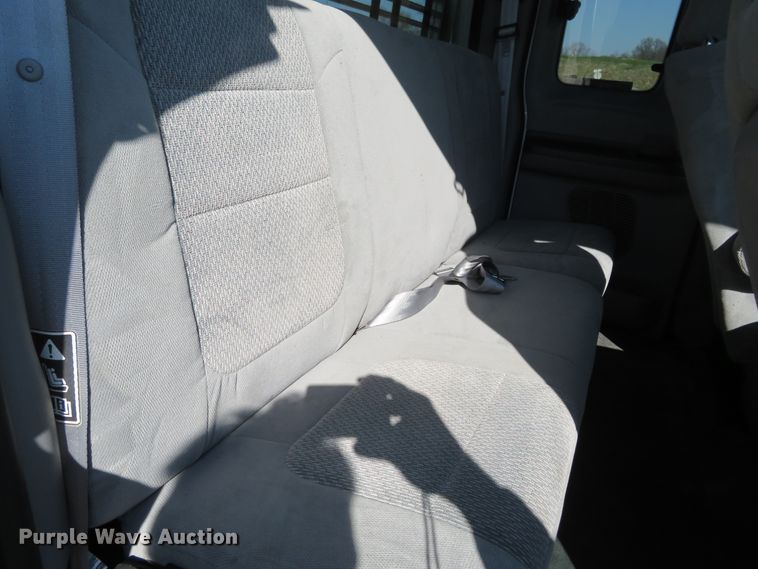 image for item HV9732 2004 Ford F350 Super Duty  SuperCab flatbed pickup truck