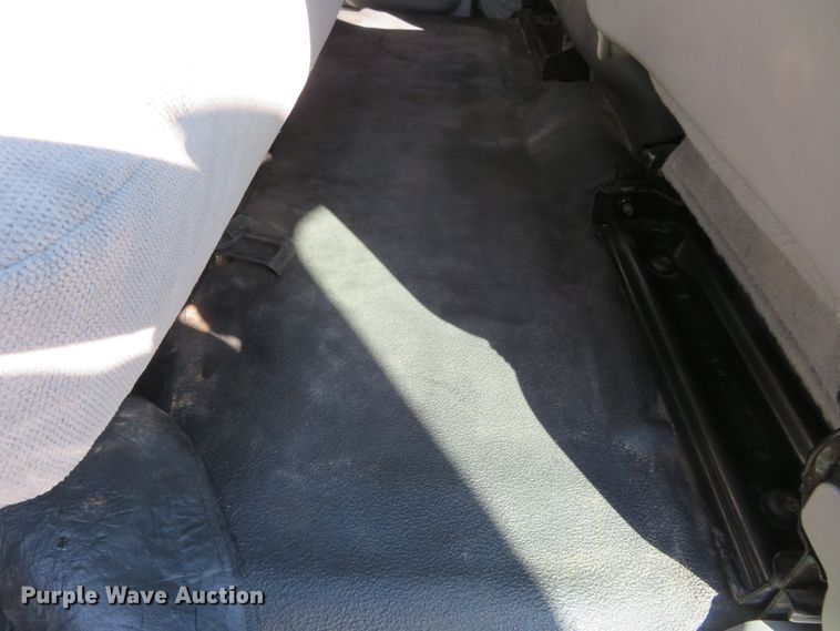 image for item HV9732 2004 Ford F350 Super Duty  SuperCab flatbed pickup truck