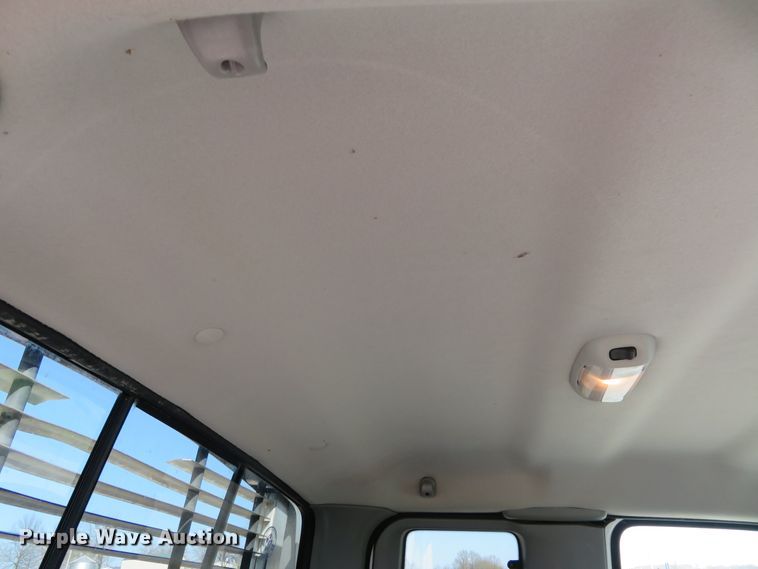 image for item HV9732 2004 Ford F350 Super Duty  SuperCab flatbed pickup truck