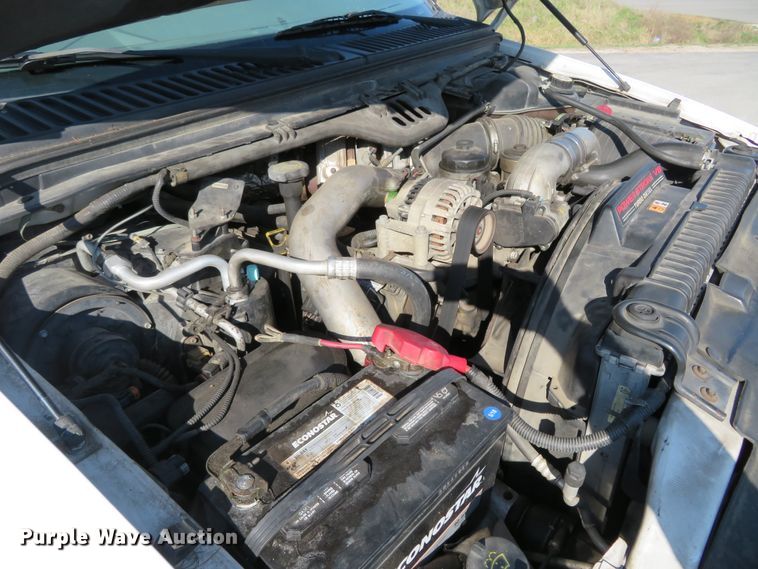 image for item HV9732 2004 Ford F350 Super Duty  SuperCab flatbed pickup truck