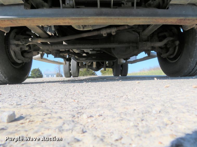 image for item HV9732 2004 Ford F350 Super Duty  SuperCab flatbed pickup truck