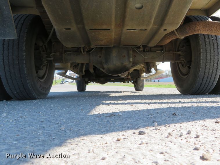 image for item HV9732 2004 Ford F350 Super Duty  SuperCab flatbed pickup truck