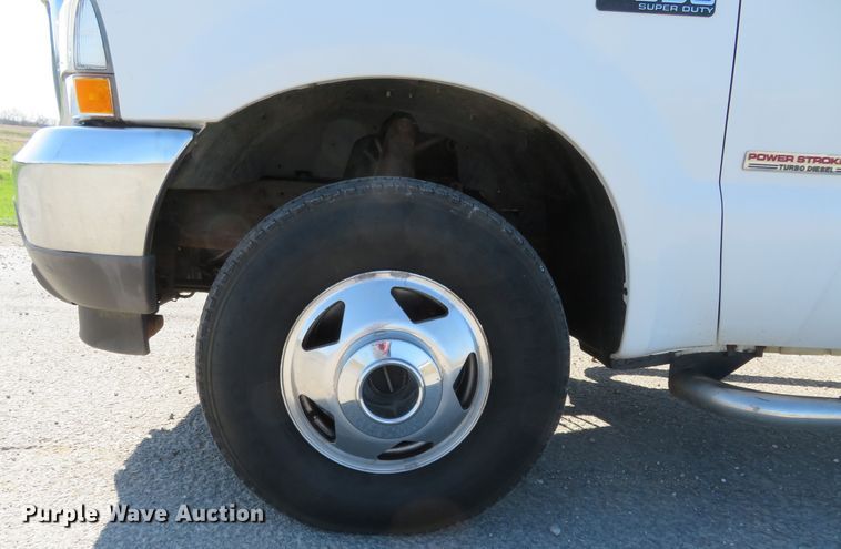 image for item HV9732 2004 Ford F350 Super Duty  SuperCab flatbed pickup truck