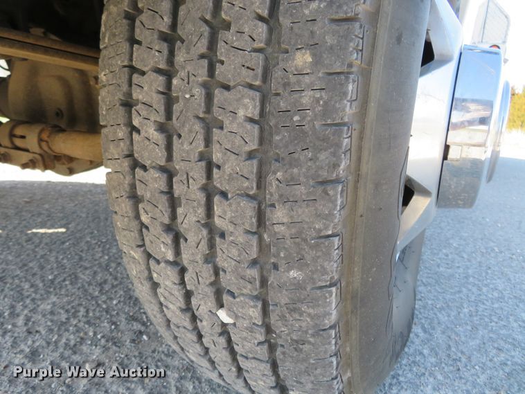 image for item HV9732 2004 Ford F350 Super Duty  SuperCab flatbed pickup truck