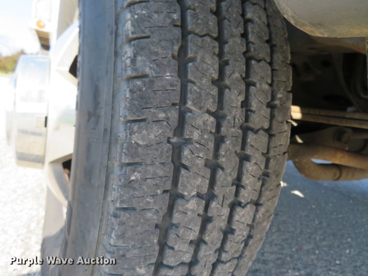 image for item HV9732 2004 Ford F350 Super Duty  SuperCab flatbed pickup truck