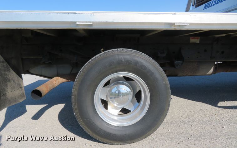 image for item HV9732 2004 Ford F350 Super Duty  SuperCab flatbed pickup truck