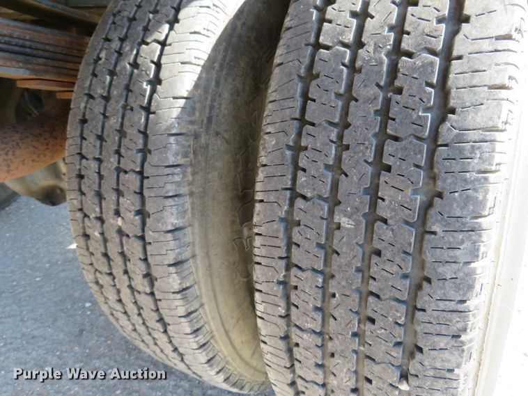 image for item HV9732 2004 Ford F350 Super Duty  SuperCab flatbed pickup truck