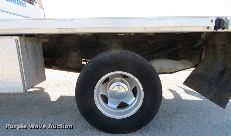 image for item HV9732 2004 Ford F350 Super Duty  SuperCab flatbed pickup truck