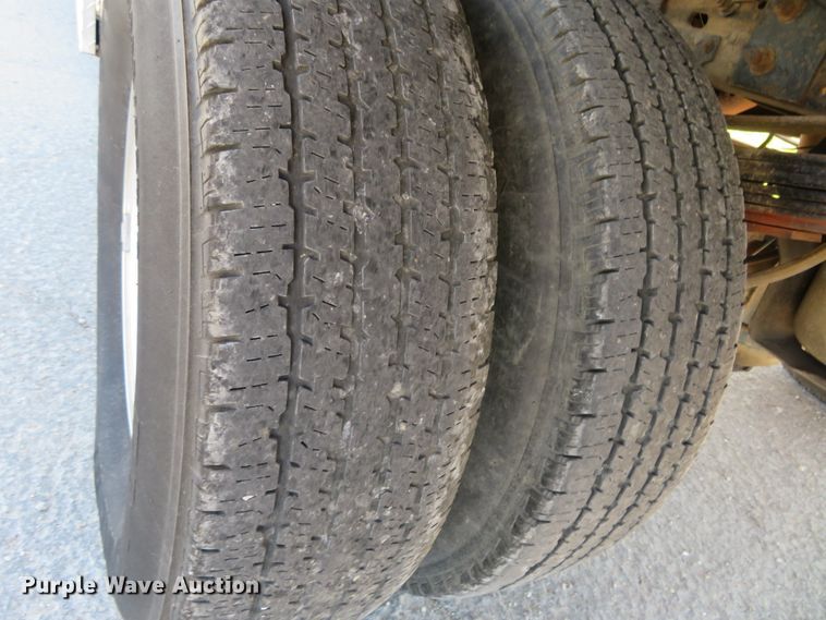 image for item HV9732 2004 Ford F350 Super Duty  SuperCab flatbed pickup truck