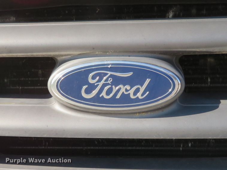 image for item HV9732 2004 Ford F350 Super Duty  SuperCab flatbed pickup truck