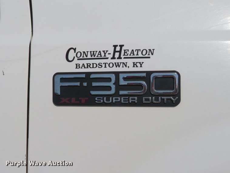 image for item HV9732 2004 Ford F350 Super Duty  SuperCab flatbed pickup truck