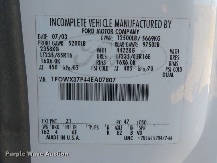 image for item HV9732 2004 Ford F350 Super Duty  SuperCab flatbed pickup truck