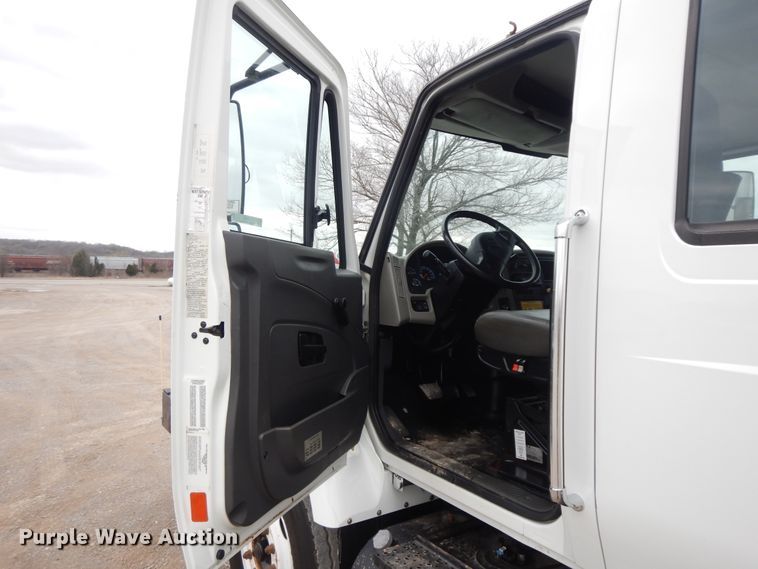 image for item II9334 2010 International 7400  Crew Cab utility / service truck