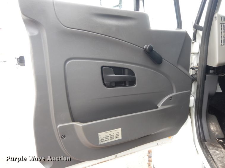 image for item II9334 2010 International 7400  Crew Cab utility / service truck