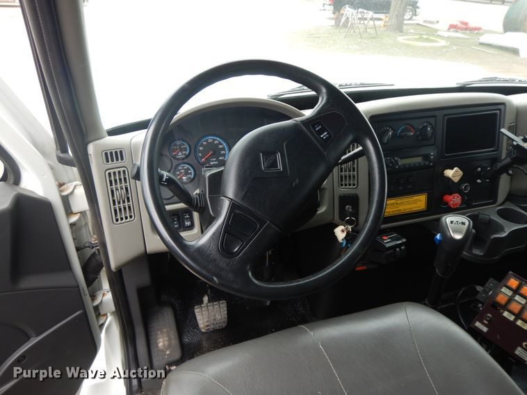 image for item II9334 2010 International 7400  Crew Cab utility / service truck