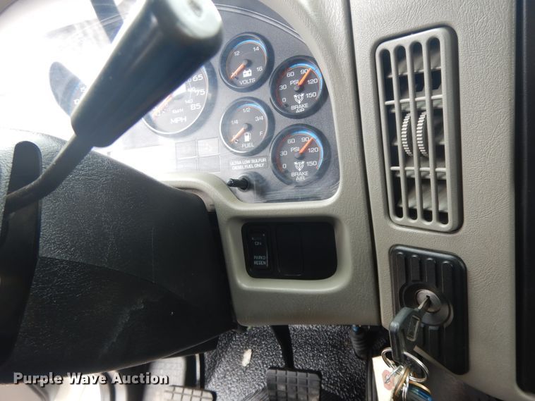 image for item II9334 2010 International 7400  Crew Cab utility / service truck