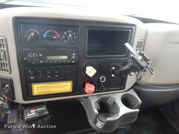 image for item II9334 2010 International 7400  Crew Cab utility / service truck