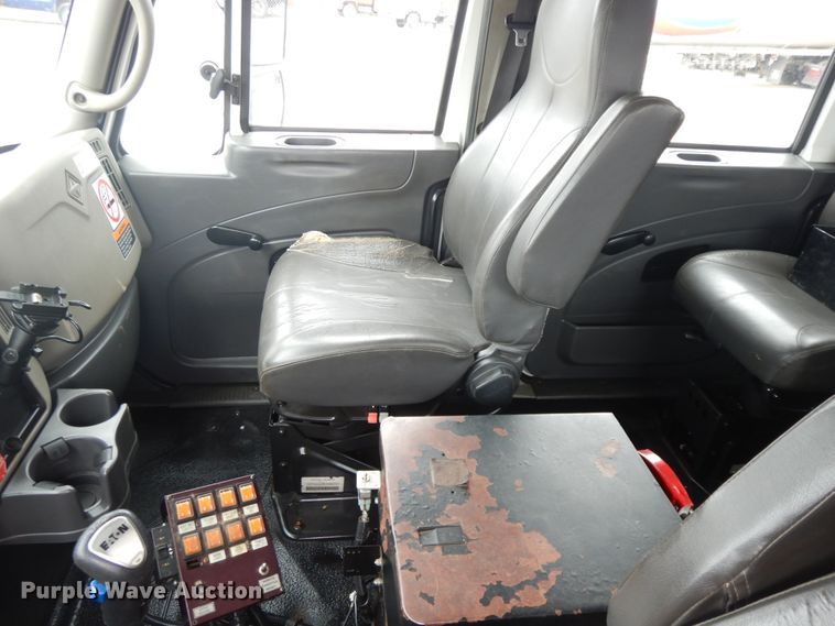 image for item II9334 2010 International 7400  Crew Cab utility / service truck