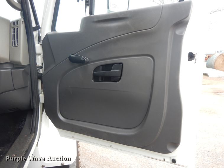 image for item II9334 2010 International 7400  Crew Cab utility / service truck