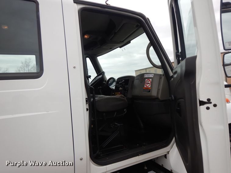 image for item II9334 2010 International 7400  Crew Cab utility / service truck