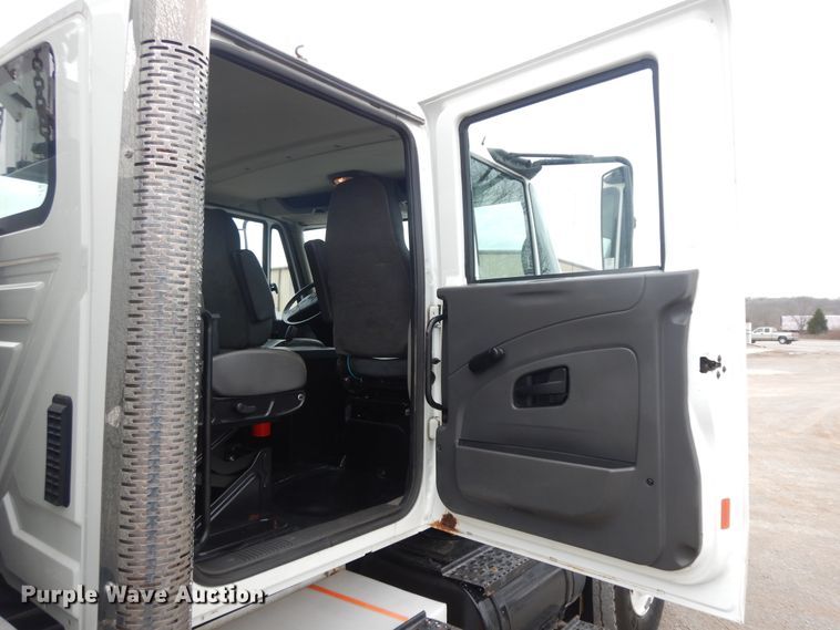 image for item II9334 2010 International 7400  Crew Cab utility / service truck
