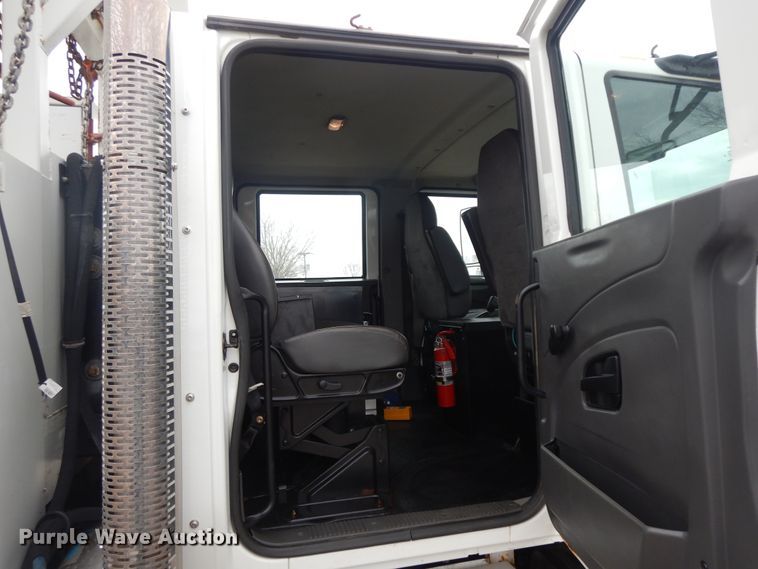 image for item II9334 2010 International 7400  Crew Cab utility / service truck