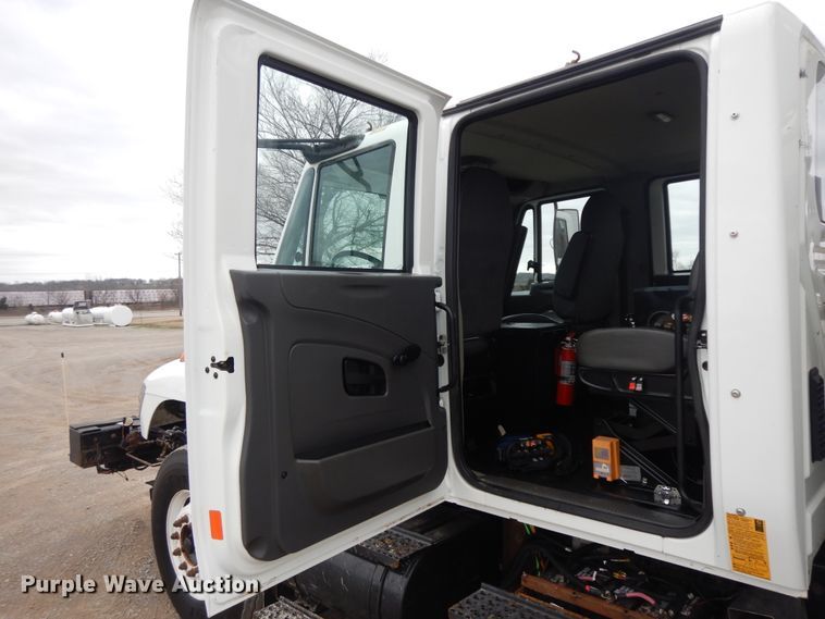 image for item II9334 2010 International 7400  Crew Cab utility / service truck