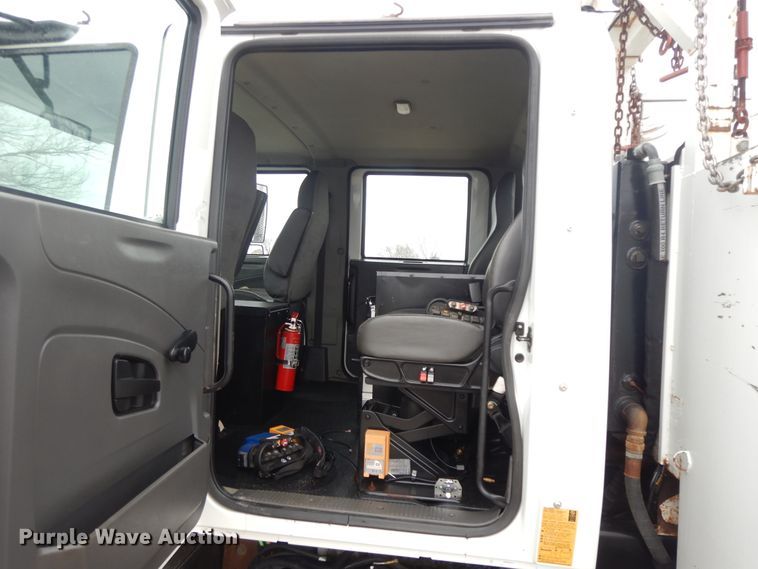 image for item II9334 2010 International 7400  Crew Cab utility / service truck