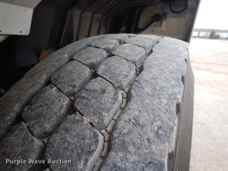 image for item II9334 2010 International 7400  Crew Cab utility / service truck