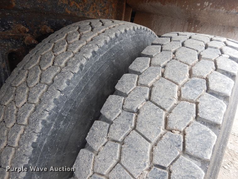 image for item II9334 2010 International 7400  Crew Cab utility / service truck