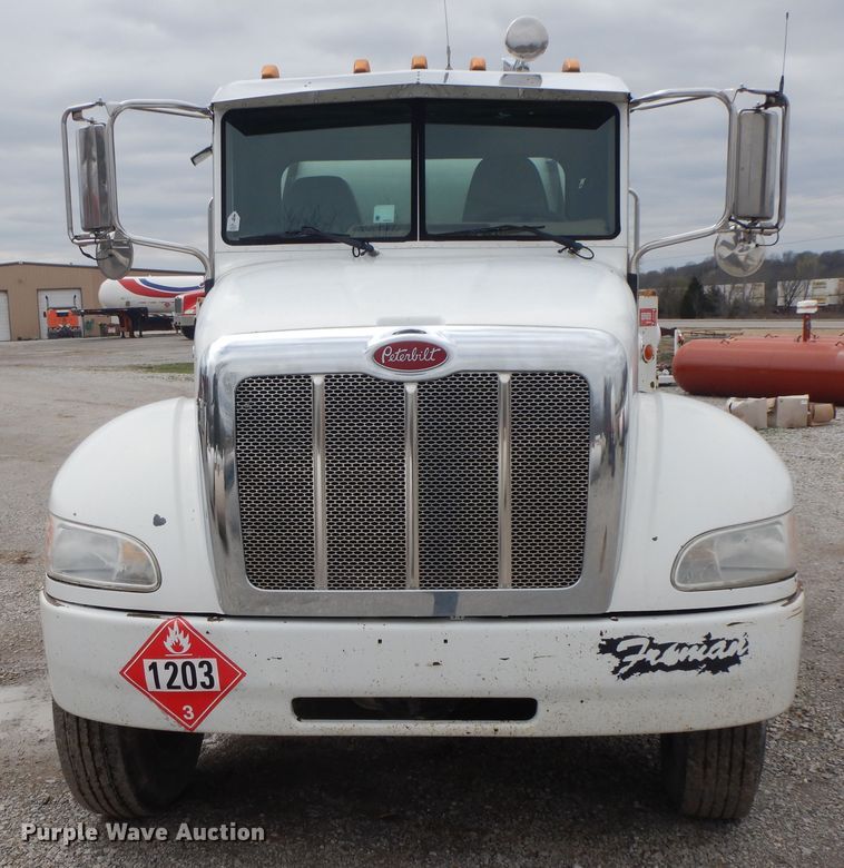 image for item II9337 2007 Peterbilt 335  fuel truck