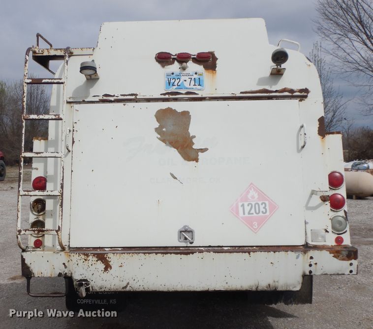 image for item II9337 2007 Peterbilt 335  fuel truck