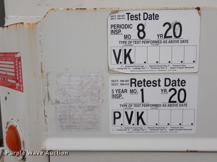 image for item II9337 2007 Peterbilt 335  fuel truck