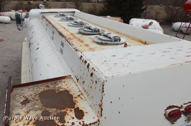 image for item II9337 2007 Peterbilt 335  fuel truck