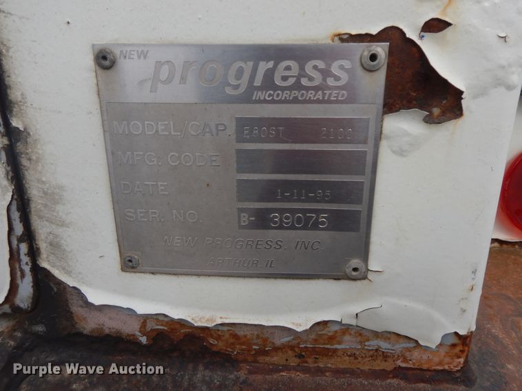 image for item II9337 2007 Peterbilt 335  fuel truck